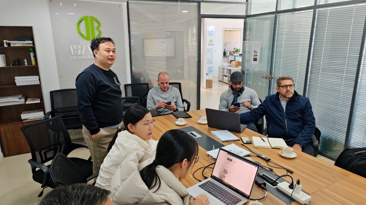 Парагвайски клиенти посещават Deba Brothers, високо одобряват плана за свинеферма за 12 000 свине и силата на продукта